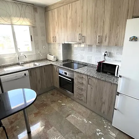 Babu Bcn - Welcoming, Peaceful, 20 Min Airport Drive, Easy Street Parking, 70m2 Apartament