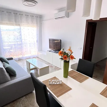 Babu Bcn - Welcoming, Peaceful, 20 Min Airport Drive, Easy Street Parking, 70m2