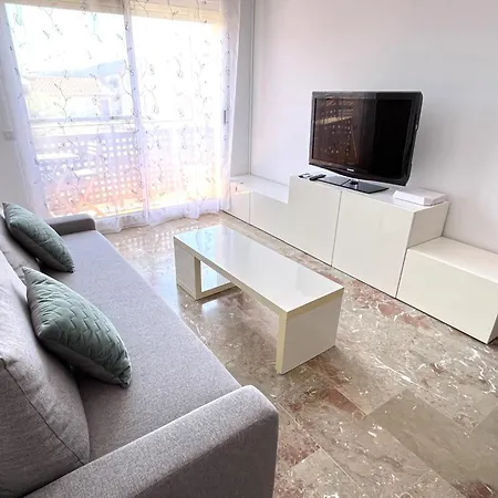Apartament Babu Bcn - Welcoming, Peaceful, 20 Min Airport Drive, Easy Street Parking, 70m2