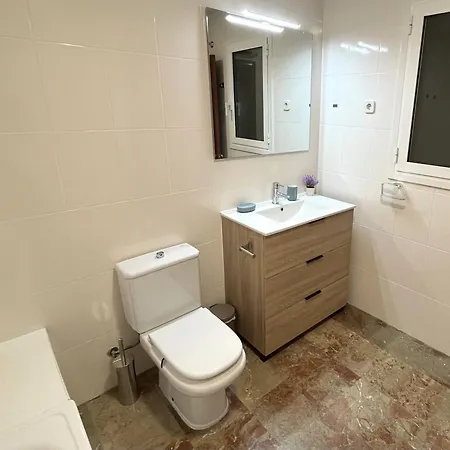 Babu Bcn - Welcoming, Peaceful, 20 Min Airport Drive, Easy Street Parking, 70m2 Apartament